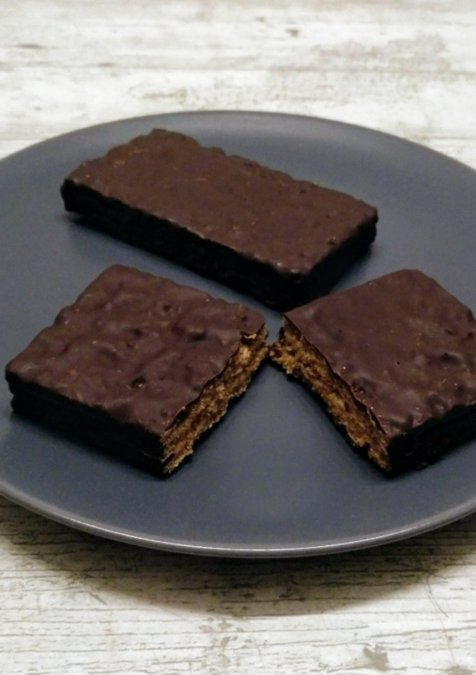 Una foto de Barrita crujiente con chocolate y crema de cacahuete