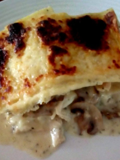 Una foto de Lasaña con Salsa Carbonara, Champiñones y Pollo desmenuzado