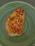 Tostada de huevos revueltos con tomate y cheddar