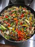 Carne en cubos con vegetales al wok