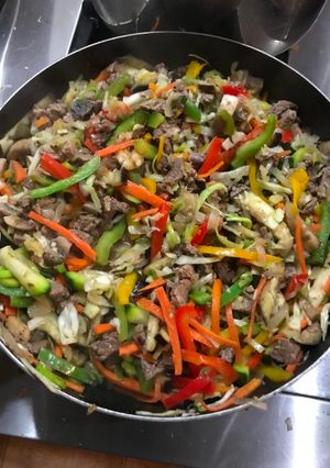 Una foto de Carne en cubos con vegetales al wok