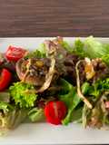 Riesenchampignons auf Blattsalat