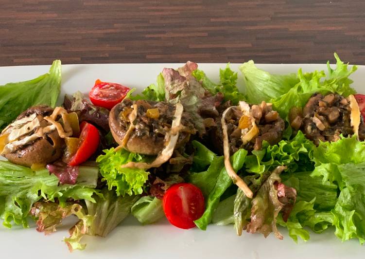 Riesenchampignons auf Blattsalat