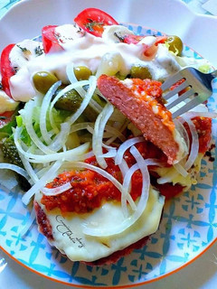 Foto principal de Hamburguesas de pavo con guarnición de tomate y mozzarella