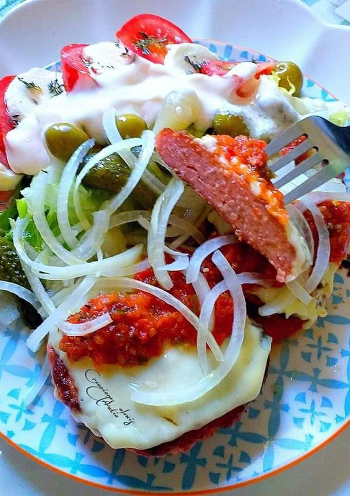 Una foto de Hamburguesas de pavo con guarnición de tomate y mozzarella