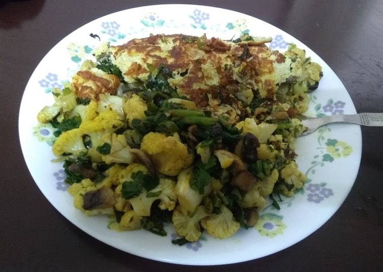 Keto omelette veggies