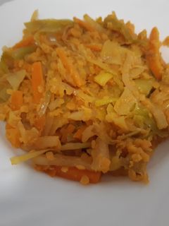 Una foto de Salteado de lentejas rojas con puerro, nabo y calabaza