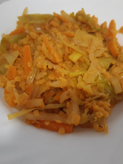 Una foto de Salteado de lentejas rojas con puerro, nabo y calabaza