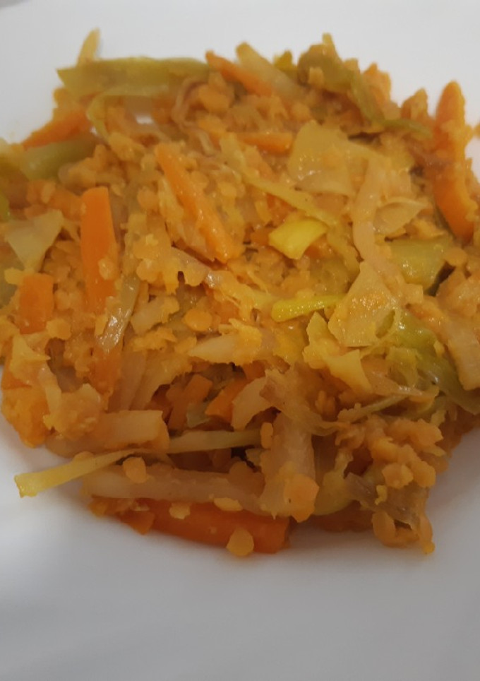 Una foto de Salteado de lentejas rojas con puerro, nabo y calabaza