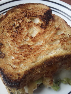 Una foto de 🍞Sándwich🥪🧀 de salteado🥘 de pencas de acelga🌿