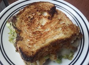 Una foto de 🍞Sándwich🥪🧀 de salteado🥘 de pencas de acelga🌿