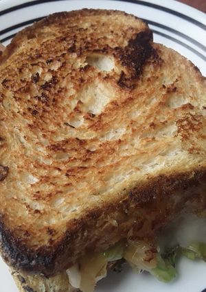 Una foto de 🍞Sándwich🥪🧀 de salteado🥘 de pencas de acelga🌿