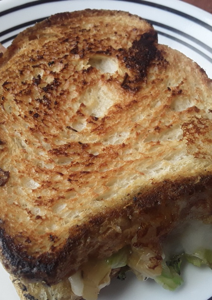 Una foto de 🍞Sándwich🥪🧀 de salteado🥘 de pencas de acelga🌿