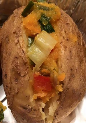 Una foto de Papas rellenas con verduras veganismo 😁