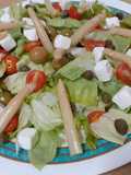 Ensalada de queso feta, cherrys y alcaparras
