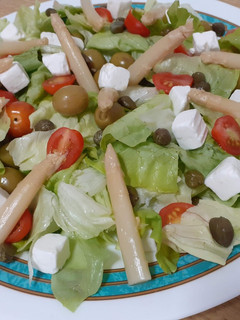Una foto de Ensalada de queso feta, cherrys y alcaparras