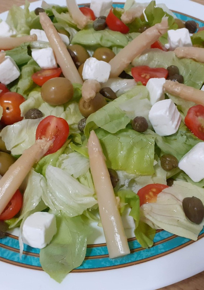 Una foto de Ensalada de queso feta, cherrys y alcaparras