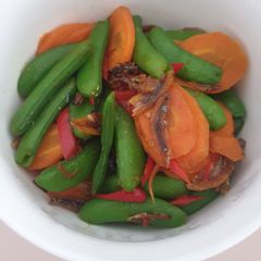 A picture of Stir-fried sweet peas and carrot with anchovies.