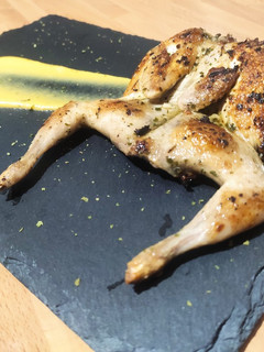 Una foto de Codorniz a la plancha con su majado