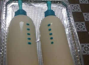 Una foto de Gelatina azul con blanco de leche artística