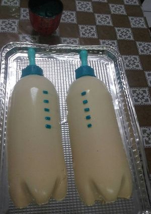Una foto de Gelatina azul con blanco de leche artística