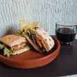 Ciabatta con láminas de cerdo bañadas en salsa de mango habanero