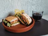Ciabatta con láminas de cerdo bañadas en salsa de mango habanero