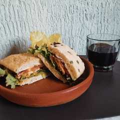 A picture of Ciabatta con láminas de cerdo bañadas en salsa de mango habanero.