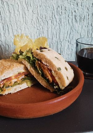 Una foto de Ciabatta con láminas de cerdo bañadas en salsa de mango habanero