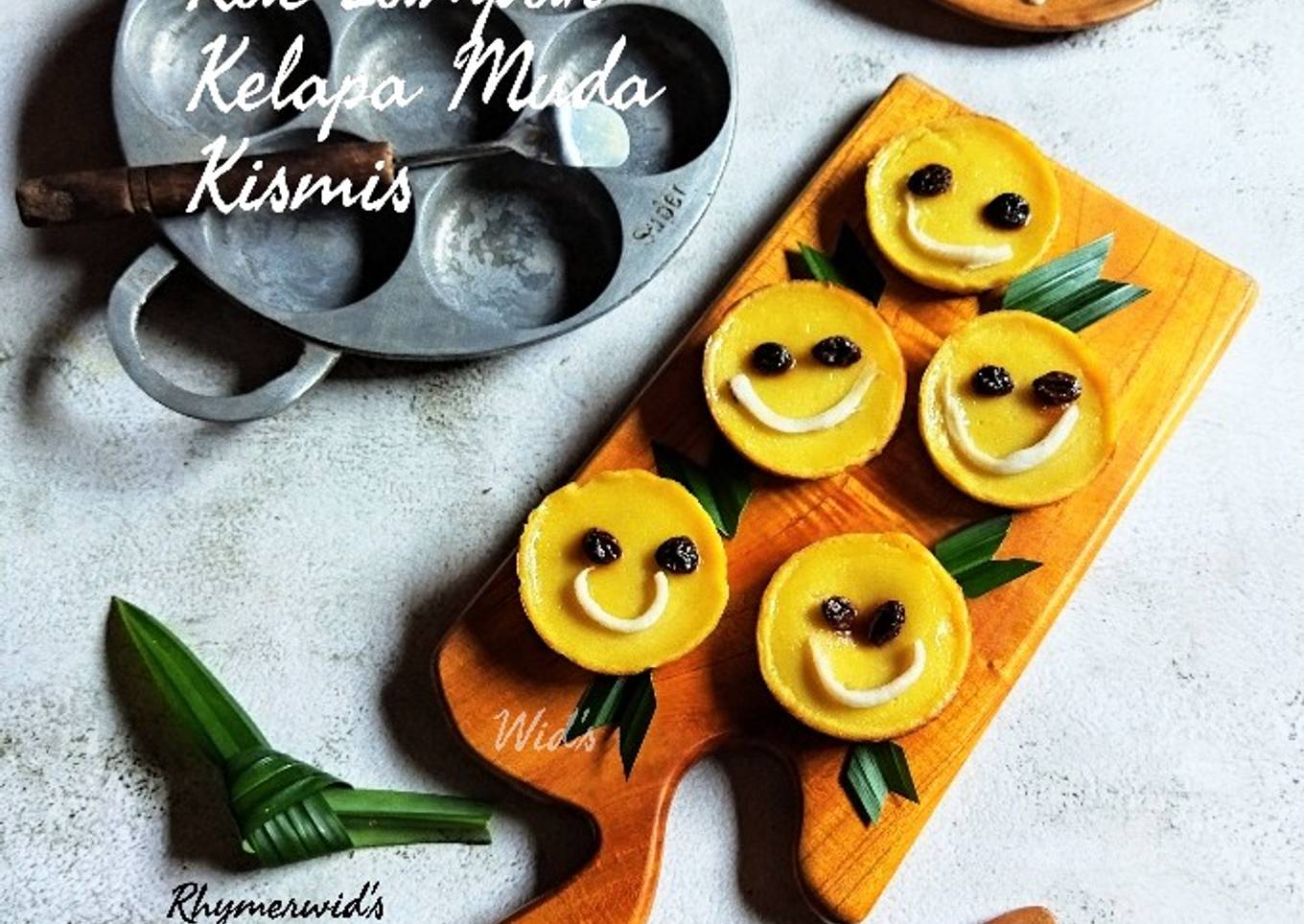 Smiley Kue Lumpur Kelapa Muda Kismis