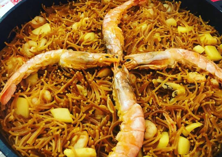 Fideuá con sepia y gambas
