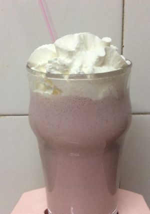 Una foto de Batido de fresas y yogur frutos del bosque 🍓🍦🍒