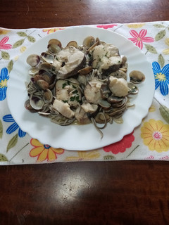 Una foto de Pescada con almejas y gulas