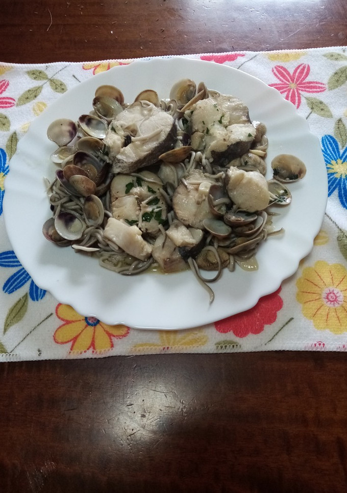 Una foto de Pescada con almejas y gulas