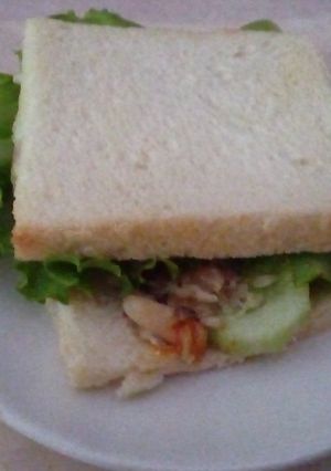 A picture of Lunch w/ Sandwich.