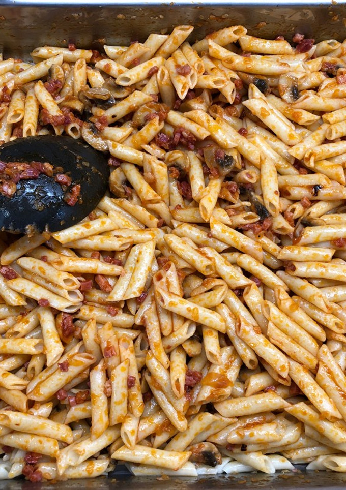 Una foto de Macarrones con tomate champiñones y jamón