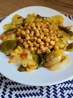 Una foto de Patatas a lo pobre con garbanzos/ receta vegana