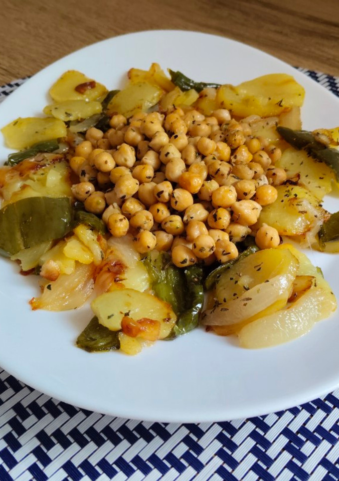 Una foto de Patatas a lo pobre con garbanzos/ receta vegana
