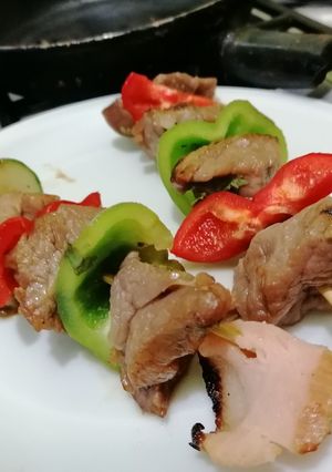 Una foto de Brochetas de res