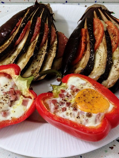 Una foto de Berenjenas y pimientos rellenos al horno