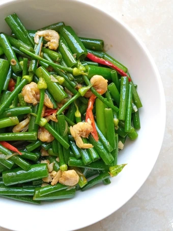 Langkah Mudah untuk Menyiapkan Resep Tumis bunga bawang ebi yang Lezat Sekali Anti Ribet, Lezat Sekali