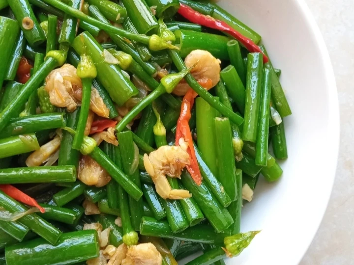 Langkah Mudah untuk Menyiapkan Resep Tumis bunga bawang ebi yang Lezat Sekali Anti Ribet, Lezat Sekali