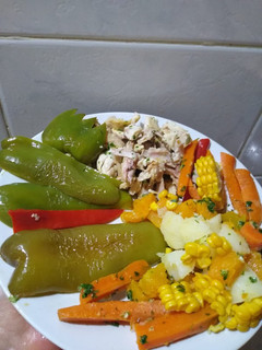 Una foto de Salpicón de pollo y verduras