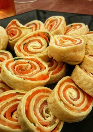 Une photo de Petits wraps au saumon et roquette