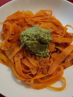 Una foto de Tallarines de zanahoria con pesto de aguacate