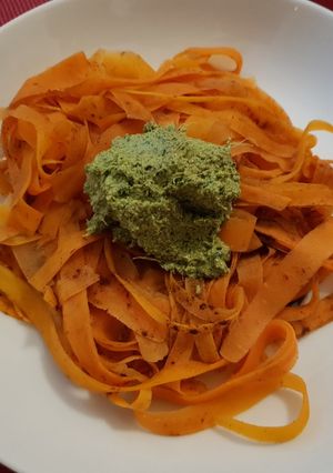 Una foto de Tallarines de zanahoria con pesto de aguacate