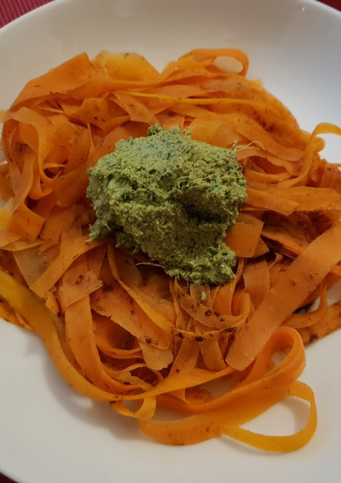 Una foto de Tallarines de zanahoria con pesto de aguacate