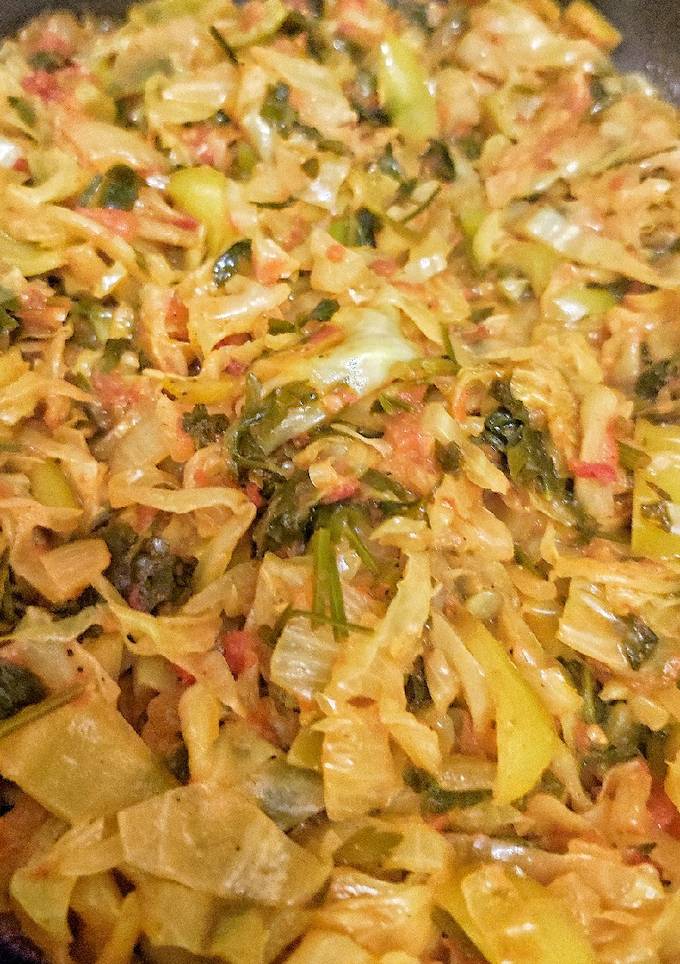 Тушкована молода капуста з овочами