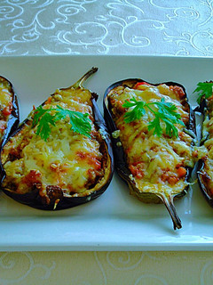 Una foto de Berenjenas rellenas con carne mixta al horno