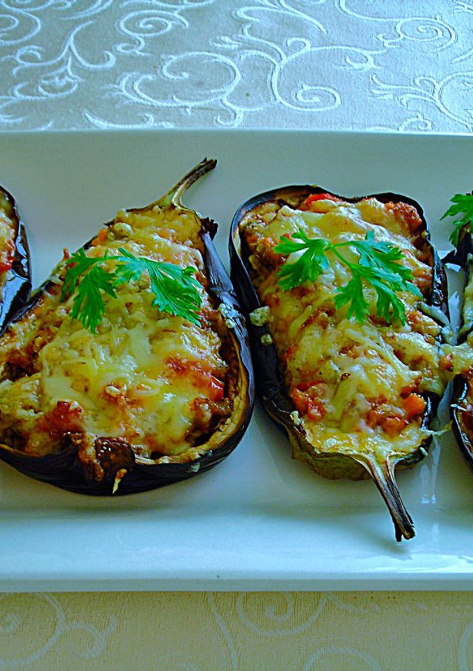 Una foto de Berenjenas rellenas con carne mixta al horno